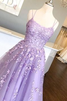 فساتين الحفلات الراقصة ذات الأشرطة السباغيتي الصفراء من التول مع زينة للحفلات Dresses Lilac, Lilac Prom Dresses, Kain Tile, Lavender Prom Dresses, Dresses With Appliques, Formal Prom Dresses Long, Princess Prom Dresses, Spaghetti Strap Prom Dress, Floor Length Prom Dresses