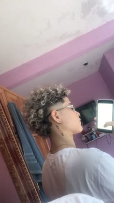 #mullet #moicatrem #cabelocacheados #cortemasculino Afro Mullet, Mullet Curly Hair, Corte Mullet, Fade Curly Hair, 3b Curly Hair, Natural Hair Haircuts