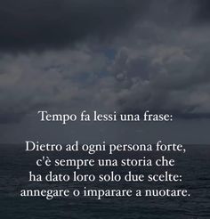 the ocean with clouds in the sky above it and an italian quote below that reads tempo fa lessi una frase