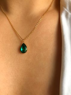 PINE DROP * 18K gold plated teardrop necklace  * Golden s.Steel chain 1.5mm * Teardrop pendant 11x17 mm * Glass crystal teardrop in deep green * Adjustable 45-50 cm * 100% good vibes! Cheap Gold Teardrop Necklace, Luxury Green Teardrop Drop Necklace, Luxury Teardrop Nature-inspired Necklaces, Cheap Green Teardrop Necklace, Luxury Teardrop Gemstone Necklace, Cheap Gold Teardrop Drop Necklace, Luxury Nature-inspired Teardrop Necklace, Luxury Teardrop Necklace With Natural Inclusions, Affordable Gold Teardrop Pendant Necklace