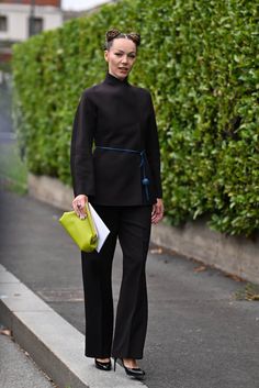 Milan Fashion Week Street Style SS 2025 - Day 1 Top Picks - FunkyForty Minimalist Bag, Big Bags