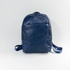 It is a wonderful backpack that will accompany you on your short trips, daily trips, cycling, plane trips, and complement your classic or casual combinations. Moreover, with the privilege of real vegetal leather. Width 30cm height 40cm Width 13 cm Large compartment for computer Inner zippered hidden pocket Large area with outer zipper (phone-cable etc.) Special thermal lining that does not sweat your back luggage squeegee lane It is made of vegetal tanned vegetal genuine calf leather by skilled Chic Laptop Bag, Leather Anniversary Gift, Leather Anniversary, Bags Handmade, Ipad Sleeve, Gifts Personalized, Blue Backpack, Short Trip, Small Accessories