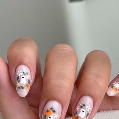 September Themed Nails, Ghost Floral Nails, Groovy Ghost Nails, Spooky Ghost Nails, Summer Autumn Nails, Flower Ghost Nails, Floral Ghost Nails, Summer Halloween Nails, Spooky Summer Nails