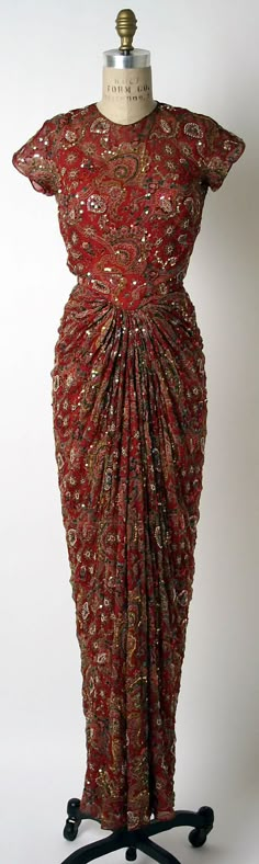 Another evening dress by James Galanos 1957-1958. Indian inspired embroidery all over the printed #fashion models #victoria secret models| http://fashion-models-jovany.blogspot.com Upcycle Inspiration, Nigeria Fashion, Fancy Gown, Beaded Fashion, Vintage Gowns, Looks Street Style, Beaded Gown