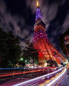 the eiffel tower lit up at night with long exposure