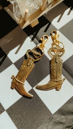 ⋒ Details ⋒ This listing is for one keychain. Cowboy boot keychains are bottle openers. ⋒ Sizing ⋒ They are 3.5x2 inches in size and made of high quality metal alloy. ⋒ Shipping ⋒ The following shipping times are approximate, and are at the mercy of the USPS. Once the package leaves my possession, I cannot be responsible for it. Please message me if you'd like to add insurance to your order. Within the US: First Class Mail: 2-5 days Priority Mail: 1-3 days Priority Mail Express: 1 day Internatio Retro Western Aesthetic, Boot Bottle Opener, Gold Bottle Opener, Keychain Bottle Opener, Cool Car Accessories, Cowgirl Aesthetic, Florida Girl, Bottle Opener Keychain, Cow Boy