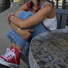 Converse Rouge, Red All Star, All Star Outfit, Red Converse Outfit, Outfit Converse, Converse Chucks, Red Converse, Diy Vetement, Outfits With Converse