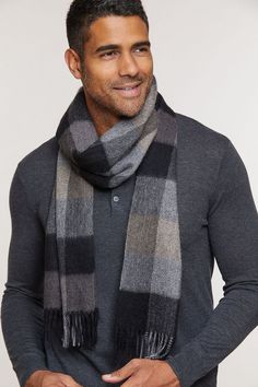 Learn how to tie a men's scarf with our expert guide! Elevate your style game and stay warm this season with versatile scarf tying techniques. From the classic Parisian knot to the sophisticated ascot, we've got you covered. #MensFashion #ScarfStyling #StyleTips Mens Scarf Outfit, Bf Clothes, Male Scarf, Tyler Fashion, Scarf Outfit Men, Mens Scarf Fashion, Wearing Scarves, Mens Scarf