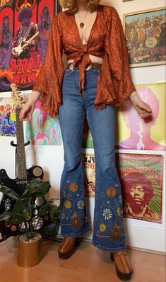 1970s Tops Women, 70s Fashion Tops, Retro Inspired Outfits Vintage Fashion, Hippie Outfits Aesthetic 70s, 70s Fashion Jeans, 70s Fits Aesthetic, Hippe Outfit Aesthetic 70s, 70s Summer Style