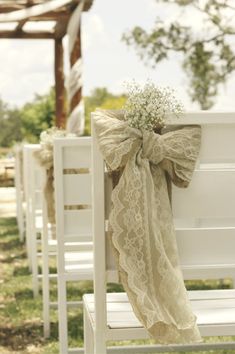 an image of a white chair with a bow on it's back and the caption in spanish