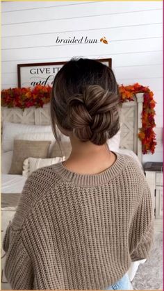 Learn how to create a chic messy bun in just minutes with Wanderich’s easy-to-follow guide. The perfect go-to hairstyle for any casual or formal occasion. Western Hair, Messy Bun Tutorial, Fancy Hair, Low Bun Hairstyles, Easy Bun Hairstyles, Hair Bun Tutorial, Bun Tutorial, Easy Hair Updos, Peinados Recogidos