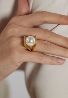 Shape\pattern: Geometric Rings Type: Cocktail Ring Pearl Type: Simulated-pearl Gold Plated Jewelry Ring Photography, Elegant Metal Pearl Open Ring, Elegant Pearl Open Ring In Metal, Elegant Open Metal Pearl Ring, White Pearl Open Ring In Metal, Elegant Metal Pearl Ring For Anniversary, Clam Pearl, Ring Photography, Golden Ring