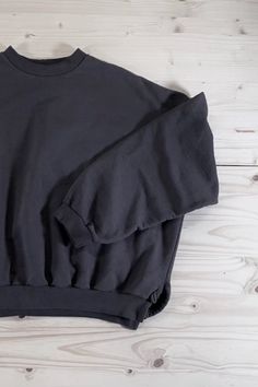 I'm Everything Top - Side Split Relaxed Fit Cotton Sweatshirt With Ribbed Waistband, Comfortable Cotton Sweatshirt For Loungewear, Comfortable Cotton Sweatshirt For Relaxation, Relaxed Fit Cotton Sweats For Relaxation, Sporty Relaxed Fit Sweats For Relaxation, Cozy Black Cotton Sweats, Cotton Sweatshirt With Ribbed Cuffs For Relaxation, Everyday Cotton Sweats With Ribbed Cuffs, Black Comfortable Cotton Sweats