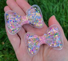 These pigtail bows are sparkly and fun!! Each bow is filled with pastel colored stars that move around as your little one does. The pouches containing the confetti are sealed shut. The bows each measure 2.5 inches and are securely attached to a partially lined alligator clip with a non slip grip. Shaker Bows, Rainbow Party Favors, Pigtail Hair Bows, Small Hair Bows, Pigtail Bows, Templates Free Design, Toddler Hair Clips, Pigtail Hairstyles, Hair Clips Girls