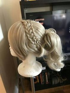 Royal Hairstyles Princesses, Dramatic Hairstyles, Queen Hairstyles, Russian Hairstyles, Hairstyles Sleek, African American Flag, Hair Styels, Performance Hairstyles, Long Hairdos