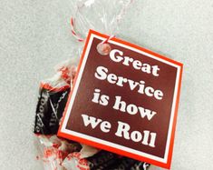 there is a sign that says great service is how we roll on the back of a bag