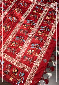 The base for this Patachitra is a pure Katan silk in Red and White.Patachitra, based in the Eastern states of Odisha and West Bengal, is a unique folk tradition of visual storytelling known for its intricate and detailed mythological narratives. 'Patta' meaning cloth and 'Chitra' meaning picture, Pattachitra is an old mural art of Odia paintings. It is a vibrant and fine display of Indian craftsmanship. The saree is ready to wear with falls, pico and tassels. SILK MARK CERTIFIED Note:Product col Patachitra Paintings Saree, Patachitra Paintings Folk, Pattchitra Design, Pattachitra Art, Painted Saree, Saree Painting Designs, Alpona Design, Fabric Paint Diy