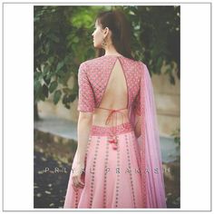 Choli Blouse Design, Indian Blouse Designs, Outfit Elegantes, Blouse Designs Catalogue, Backless Blouse Designs, Lehenga Blouse Designs, Blouse Back Neck Designs, Blouse Design Images, Sari Blouse Designs