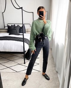 How to Wear Skinny Jeans in 2023 (Without Looking Like a Fashion "DON'T") - Life with Mar Black Mom Jeans Outfit, Jeans Outfit For Work, Jeans Outfit Winter, Jeans Outfit Fall, Mom Jeans Outfit, Jeans Outfit Women, Black Mom Jeans, Business Casual Outfits For Work, Winter Mode