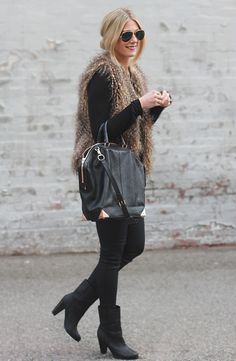 Winter Outfit Perfect Winter Outfit, Mode Shoes, Looks Jeans, Ray Ban Aviator, Vest Outfits, Mode Inspo, Looks Chic, Fur Vest