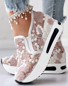 É leve e muito fresquinho. Super macio ao caminhar! Evening Heels, Mesh Heels, Sneakers Patterns, Women Platform Shoes, Sporty Sneakers, Mesh Sneakers, Mesh Shoes, Wedge Sneakers, Comfy Shoes