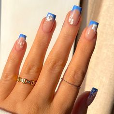 𝐇𝐚𝐧𝐧𝐚𝐡 𝐓𝐚𝐲𝐥𝐨𝐫 | #ad 2004 calling 📞 They want their hibiscus print back 🌺🤣 ___________________ Using @the_gelbottle_inc ✿ BIAB 019 ✿ Michelle ✿ Daisy | Instagram Blue Nails Acrylic With Design, Pretty Blue Nails Short, Blue Short Nails Ideas, Soft Nude Nails, Blue Cute Nails, Hibiscus Nail Design, Blue Hibiscus Nails, Vietnam Nails