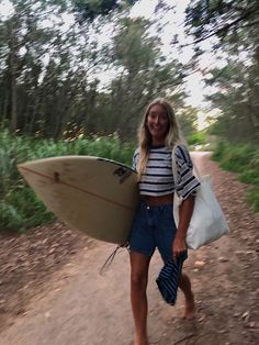 Vintage Surfwear, Surfergirl Style, Summer Lifestyle, Looks Pinterest, Surf Clothing, Images Esthétiques, Surf Outfit, Cooler Look, Granola Girl