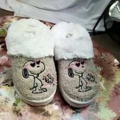 Snoopy Lover Fluff Slippers New With Stain On Side From Handling ( Can Be Washed In Machine) Snoopy Slippers American Eagle, Snoopy Pj Pants, Hello Kitty Slippers Woman, Snoopy Shoes, Disney Slippers Women, Snoopy Pajamas For Women, Christmas Wishlist, American Eagle Outfitters, Cute Shoes