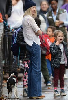 Michele Williams Style, Clog Boots Outfit Street Styles, Clog Boots Outfit, Michelle Williams Style, Nyc Mom, Michele Williams, Cute Mini Skirt Outfits, Clog Boots