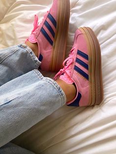 Adidas Gazelle Pink, Pink Gazelles, Adidas Gazelle Outfit, Looks Hippie, Adidas Gazelle Bold, Tenis Vans, Bold Shoes