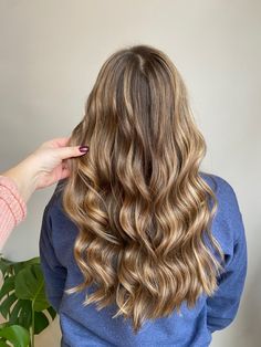 Trending spring hair color: bronde balayage Sun Kissed Balayage, Sunkissed Balayage, Bronde Balayage, Brunette Balayage, Brunette Hair With Highlights, Spring Hair Color, Spring Hair, Brunette Balayage Hair, Balayage Brunette