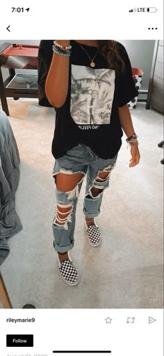 Tomboy Leggings Outfit, Tshirt And Ripped Jeans Outfit, Outfit Ideas With Vans Shoes, Rock Show Outfit Summer, Edgy Rock Concert Outfit, Alternative Boho Outfits, 200lbs Women Outfit, Vans Tshirt Outfits, Summer Date Night Outfit Ideas