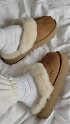 Skandinavian Fashion, Estilo Taylor Swift, Cute Slippers, Uggs Outfit, Winter Slippers