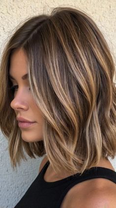 Sophisticated Lob Haircuts with Balayage: Hair Ideas for Undone Lob Icy 🌼 Blended Bob Hairstyles, Medium Length Inverted Bob With Layers, Winter 2024 Hair Color Trends, Bob For Straight Hair, Straight Shoulder Length Hair, Straight Lob Haircut, Haircuts With Balayage, Hair Styles Medium, Balayage Hair Ideas