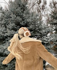 Earmuffs Outfit, Fluffy Earmuffs, Snow Pics, Ugg Earmuffs, Cozy Snow, Seasons Photography, Sheepskin Gloves, Leather Gloves Women, Aesthetic Cozy