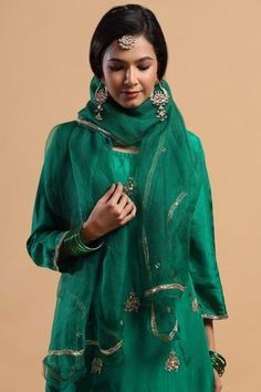 Bottle green silk kurta with elephant motifs in zardozi work. Paired with pant and an organza dupatta with sequins all over.
Components:3
Embroidered
Neckline:U-Neck
Sleeve Length:Three Quarter
Fabric:Kurta and Pant: Silk; Dupatta: Organza
Color:Green
Side slit kurta
Elephant motis in zardozi
Embroidered hem - Aza Fashions Silk Kurta Set, Organza Embroidery, Silk Kurta, Embroidered Neckline, Organza Dupatta, Silk Dupatta, Fashion App, U Neck, Green Silk