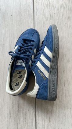 Girly Shoes Sneakers, Hombres Aesthetic, Preteen Shoes, Spezial Shoes, Shoe Refashion, City Sneakers, Men's Adidas (men), Vintage Style Shoes, Preppy Shoes