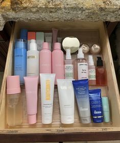 Bathroom Skincare Organization Aesthetic, Organize Skincare Products, Bathroom Storage Modern, Bathroom Skincare Organization, Feminine Product Storage, Beauty Products Organization, Closed Comedones, Products Organization, Bathroom Cart