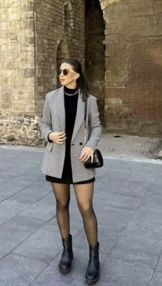 Edgy Outfits Office, Ankle Boots Outfit Dressy, Outfit Formal Invierno, Combat Boots Work Outfit, Casual Bachelorette Party Outfit, Outfits Bogota, Combat Boots Outfit For Women, Looks Country, Winter Fashion Outfits Casual