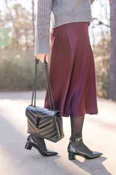 Transform your silk skirt into a winter staple by pairing it with an oversized sweater. This stylish duo balances sophistication and comfort, ideal for cooler days. Whether you’re heading to a casual outing or dressing up for an event, it works for all occasions. Top it off with boots and a statement coat! #SilkSkirtStyle #WinterFashionTips #CozyChic