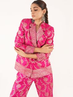 Traje pantalón de seda Sunheri en rosa Presenta un blazer estilo cruzado y un pantalón a juego confeccionado sobre una cama de pura seda banarsi mashru que tiene el motivo floral Jaal tejido por todas partes.

 Tela: pura seda Mashru.

 Forro - Sí

 Estampado/Patrón- Tejido

 Ajuste: ajustado a la cintura.

 Longitud de la chaqueta-

 XS/S-26'

 M/L-27'

 XL/2XL-28'

 3XL-29'

 Longitud del pantalón: 40 (PARA USARSE DESDE LA CINTURA ALTA)

 Transparencia: ninguna

 Cuidado del producto: limpieza en seco Banarasi Coord Set, Silk Pant Suit, Silk Pant, Shirt Jacket Men, Cocktail Outfit, Coord Set, Style Blazer, Crop Blazer, Nehru Jackets