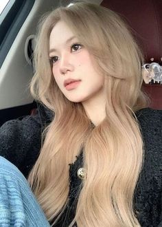 Blonde hair is a hair color characterized by its light, golden or yellowish hue. It is a result of low levels of the dark pigment melanin in the hair shaft, with variations ranging from pale platinum to deeper shades of honey or golden blonde. The genetic factors influencing blonde hair are diverse, with individuals from various ethnic backgrounds possessing this trait. Rosé Blonde Hair, Asians With Blonde Hair, Korean Blonde Hair, Milk Tea Blonde, Asian Blonde Hair, Blonde Hair Asian, Korean Hair Dye, Asian Blonde, Blonde Hair Korean