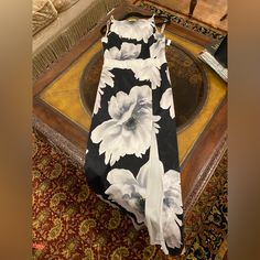 Never Worn Floral Maxi Dress Floral Maxi, Floral Maxi Dress, Colorful Dresses, Size 10, Maxi Dress, Black White, Womens Dresses, Black And White, Floral