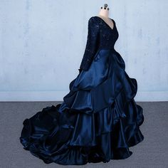 Vestidos de fiesta de vestir sin espalda de encaje en V de encaje en V con manga Backless Ball Gown, Ball Gown Prom Dresses, Gown Prom Dresses, Prom Dress Pictures, Blue Ball Gowns, Professional Dress, Affordable Prom Dresses, Long Sleeve Prom, Vintage Gowns