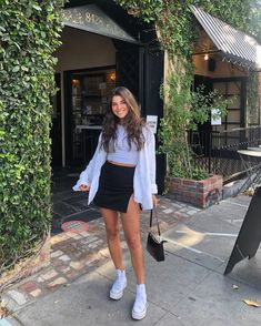 Black Mini Skirt Outfit, Outfit Converse, Skirt Outfit Casual, Cute College Outfits, Short Skirts Outfits, Skirt Outfits Summer, Black Skirt Outfits, Rok Mini, Fest Outfits