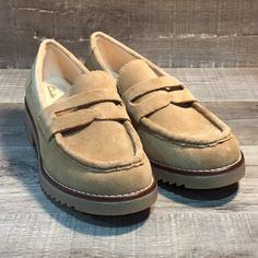 Clarks - Eden Style - Tan Suede Brand New Shoes In Box. Never Worn. No Rips, Tears, Or Stains. Smoke Free Environment. Ships Carefully Packaged And Boxed Right Away. Let Us Know If You Have Any Questions! 66685 If You’re Interested In Multiple Pairs From Our Closet We Offer Bundle Deals So Feel Free To Look Around, Like, And Bundle! Womens Loafers Black, Clark Loafers, Leather Flats Women, Clarks Women, Slip On Dress Shoes, Woven Shoes, Loafer Shoes Women, Black Leather Loafers, Leather Ballet Flats