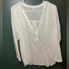 Women’s White, Classic Long Sleeved Tunic Blouse. Light Weight Fabric Never Worn, But Tags Have Been Removed. No Smoking, No Pet Home Stretch Split Neck Blouse, Casual White Blouse With Split Neck, White Casual Blouse With Split Neck, Casual White Split Neck Blouse, Stretch V-neck Blouse For Daywear, Casual Fitted Tunic Blouse, Fitted Casual Tunic Blouse, Casual Tunic Blouse For Daywear, Pet Home