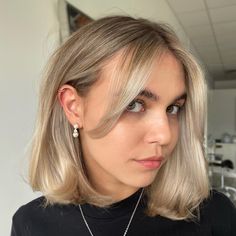 Harmony Color, Blonde Bob With Bangs, Blonde Bob Hairstyles, Blonde Haircuts, Popular Actresses, Blonde Hair Looks, Short Hair Balayage