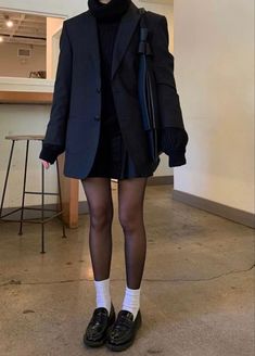 Loafers Outfit, Outfit Chic, Neue Outfits, White Socks, Winter Socks, School Looks, Outfit Winter