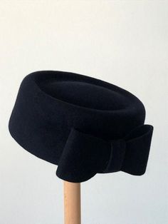 This black pillbox hat is handmade with great quality felt . Inspired by Jackie O this chic dress hat  can match many winter outfits when worn at special events, winter weddings, cocktail parties, the races and even funerals. fits average head size, if your head is larger than 59 cm please contact me before you order. height 7 cm The petersham sewn inside will protect this meticulously handmade piece. Listing in other colors, materials and shapes: FUR FELT:  https://www.etsy.com/il-en/shop/RanaH Pink Pillbox Hat, Classy Hats, Occasion Hats, Bridal Hat, Wedding Hat, Pillbox Hat, Cocktail Hat, Church Hats, Hat For Women